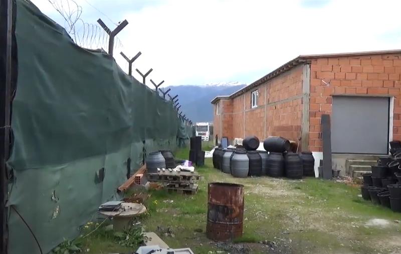 Претрес во фабрика за производство на канабис,приведени сопственикот