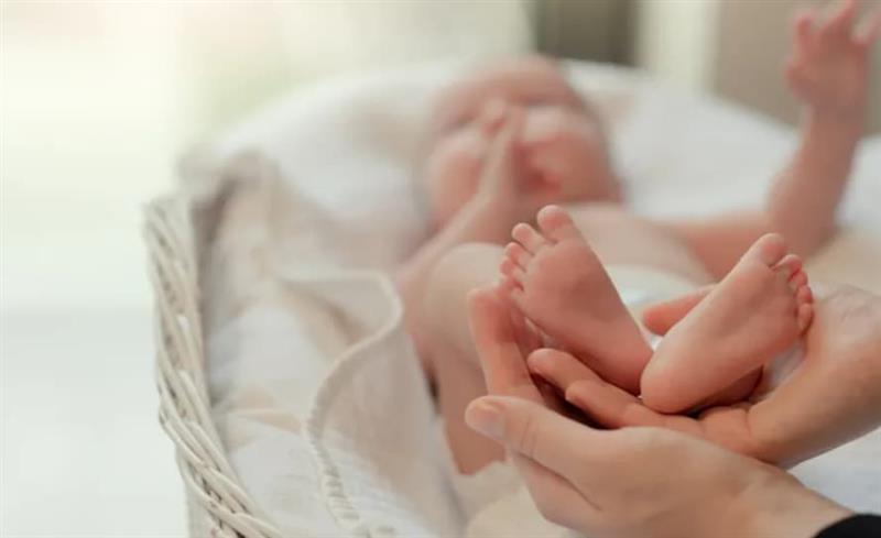 Се роди првото бебе, зачнато со помош на робот- 40 годишна жена доби син  