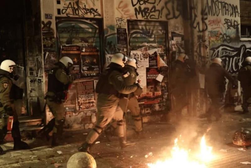 Хаос во Атина: 72 уапсени во насилните протести, гореа автомобили, има повредени (ВИДЕО)