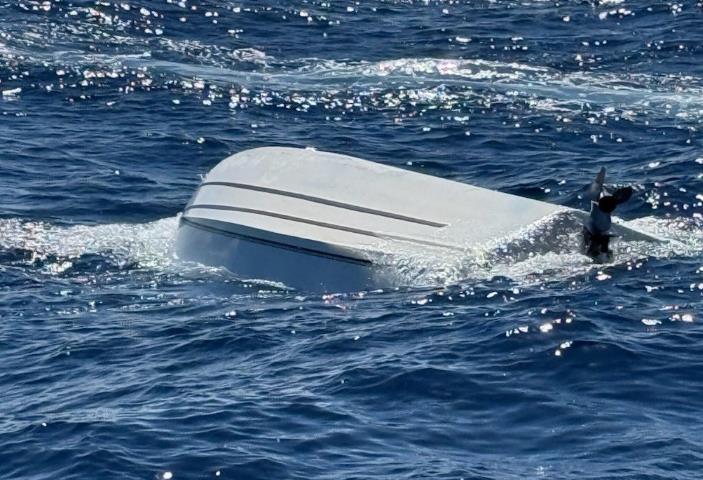 Едно лице загина, а петмина се водат за исчезнати откако се преврте чамец кај Флорида