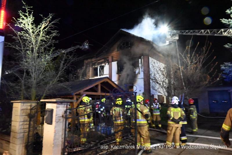 Фото: Петмина загинати во пожар во нелегален хостел во Полска