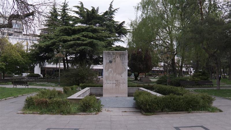 Вандализиран споменикот на децата бегалци во центарот на Скопје