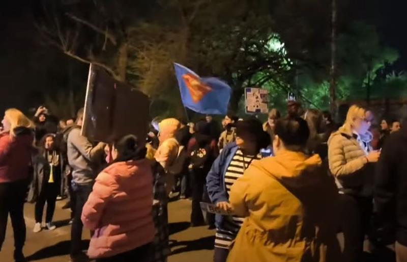 Видео: Студентите во блокада ги блокираа вечерва влезовите на РТС и на РТВ