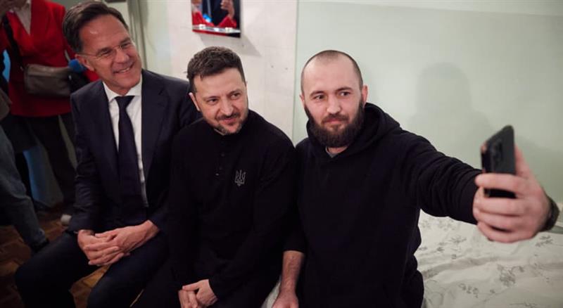 Руте пристигна во Одеса- со Зеленски ги посетија ранетите војници