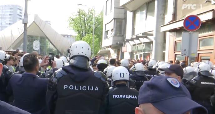 Се уште трае блокадата на РТС во Белград, со помош на полицијата утрово внесени дел вработените
