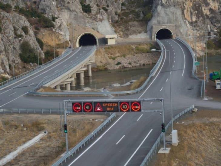 Сообраќајот на автопатот Демир Капија-Смоквица од денеска само по левиот тунел