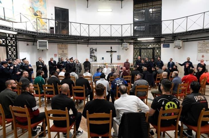 Папата благословува затвореници, но се откажа од миењето нозе на Велики четврток