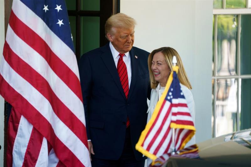 Трамп изјави дека „100 проценти ќе има трговски договор“ со ЕУ