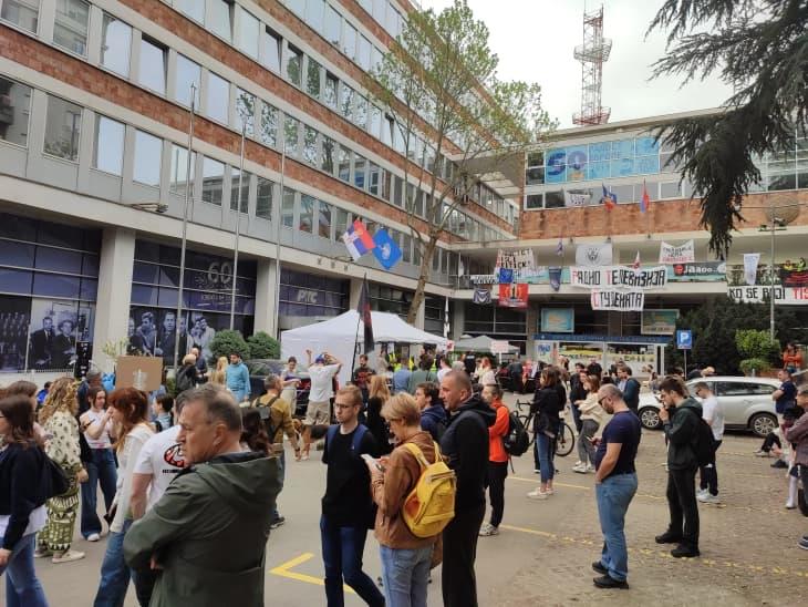 Блокадата на објекти на РТС во Белград трае повеќе од 80 часа