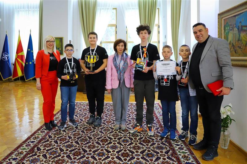 Средба на Сиљановска-Давкова со победниците на “First Lego League Challenge”