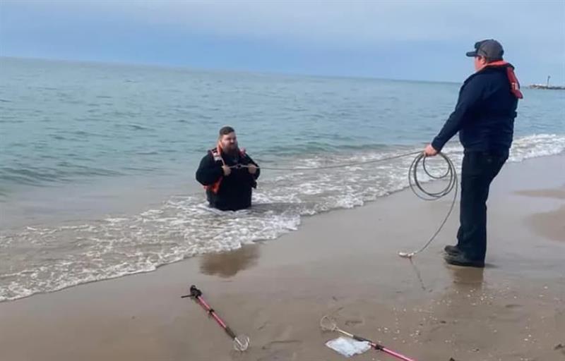 Се шетал по плажа, кога пропаднал во жив песок- едвај се спасил и си нашол девојка (ВИДЕО)