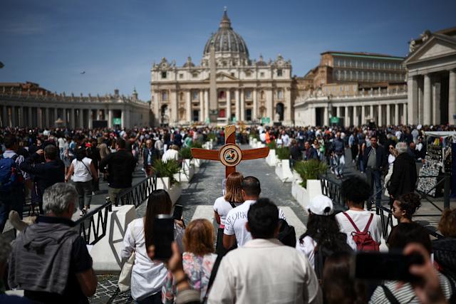 Вчера го поздравија, денеска со солзи се збогуваат од папата- илјадници во Ватикан (ВИДЕО)