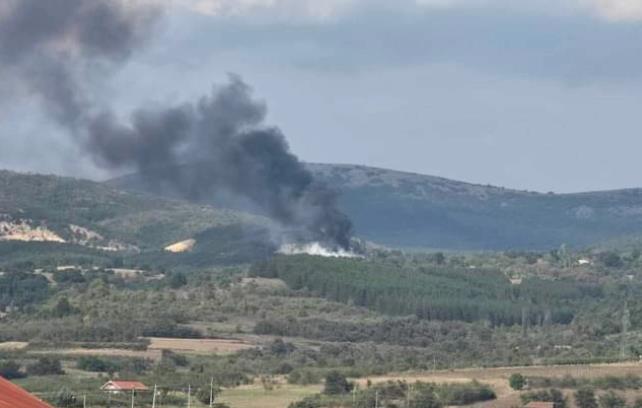 ЦУК: Пожарот на градската депонија во Демир Хисар сè уште активен, но под контрола
