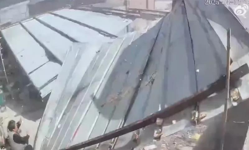 Уживала во дворот, кога наеднаш дувнал силен ветер и покривот полетал кон неа (ВИДЕО)