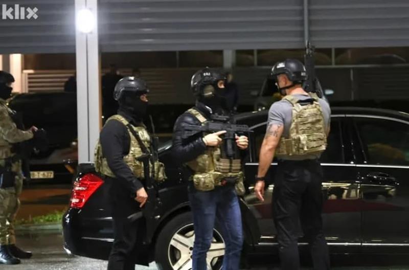 Тешко вооружени специјалци го чуваат автомобилот на Додик, од СИПА сакале да го уапсат 