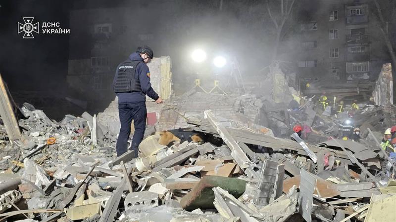 Најмалку девет цивили загинаа во најсмртоносните руски напади врз Киев