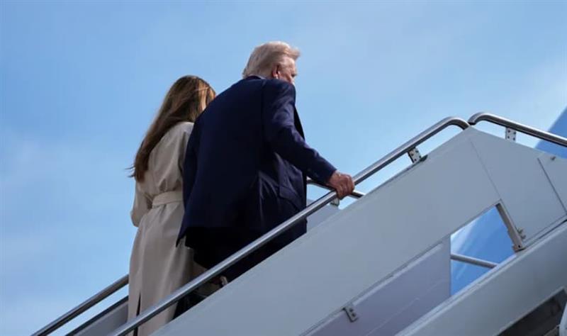 Доналд и Меланија Трамп тргнаа на погреб на папата, еден детал сите го забележаа