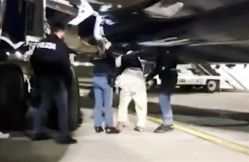 Драма на аеродромот во Бергамо: Маж се сокрил меѓу тркалата на авионот (ВИДЕО)