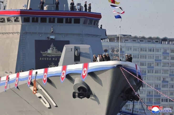 Северна Кореја го претстави новиот повеќенаменски брод разорувач