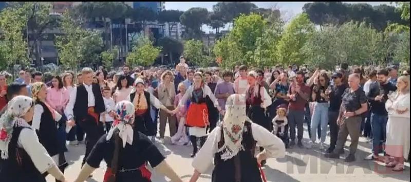 Во Тирана одржана промоција на македонско вино и вински туризам, одекнуваше и македонско оро