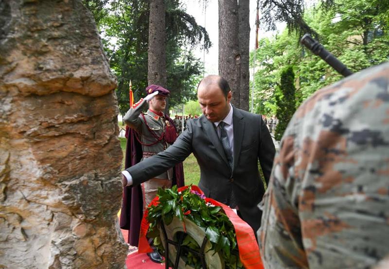 МО: Оддадена почит за загинатите бранители кај месноста Вејце