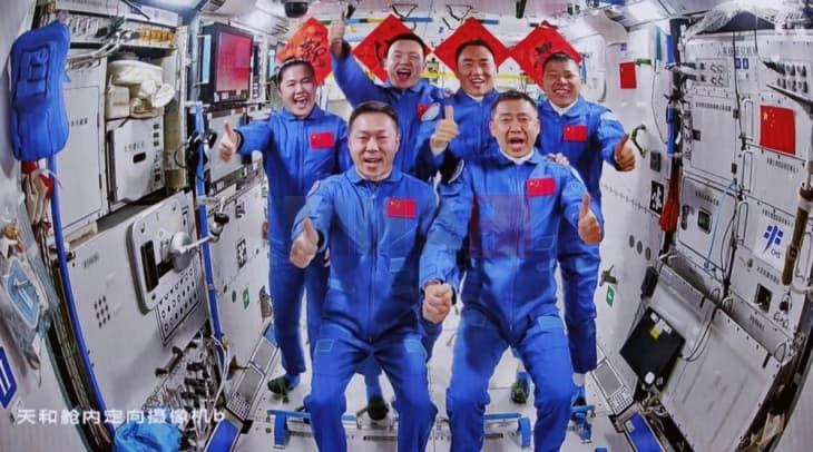 Враќањето на кинеските астронаути на Земјата одложено поради временски услови