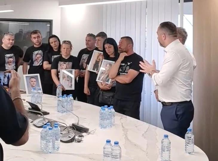 Средба на семејствата на настраданите во пожарот во Кочани со министерот Тошковски