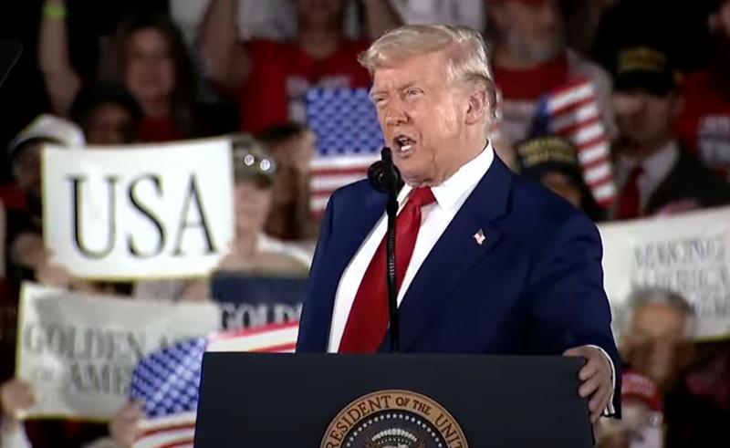 Трамп одбележа 100 дена на власт со голем митинг полн со критики кон другите и пофалби за себе