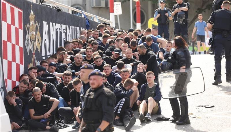 Масовна тепачка во Сплит- приведени се над 100 навивачи на Хајдук и Динамо (ВИДЕО)