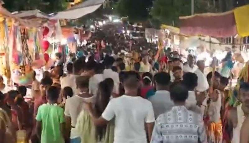 Најмалку шест лица загинаа во човечко стампедо во храм во Индија (ВИДЕО)