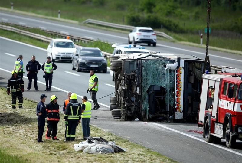 Фото:Двајца загинати и 31 повреден во судар на автобус и автомобил на автопат во Хрватска