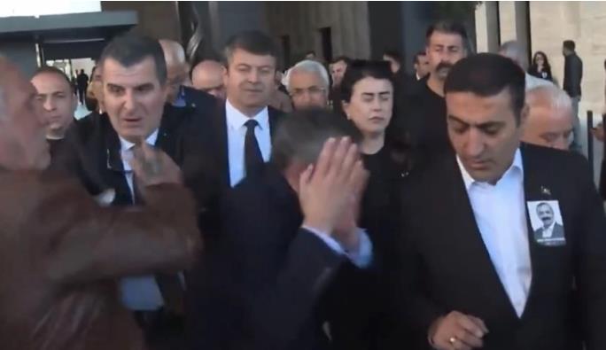 Видео: Нападнат лидерот на турската опозиција Озгур Озел