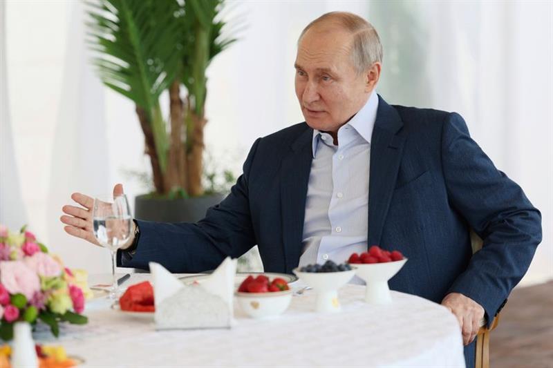 Путин пред камери се пофали со својот луксузен стан, го отвори и фрижидерот (ВИДЕО)