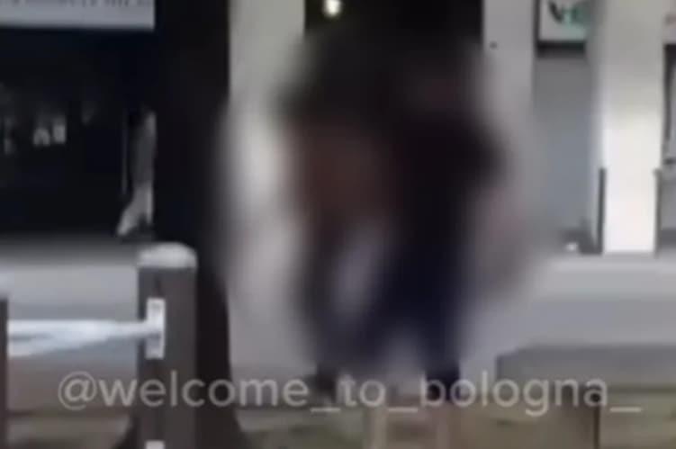 Полугол маж со ножици повредува случајни минувачи – драма во Болоња (ВИДЕО)