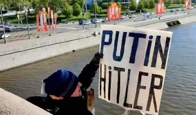 Маж се фрли во реката Москва со транспарент „Путин- Хитлер “ (ВИДЕО)