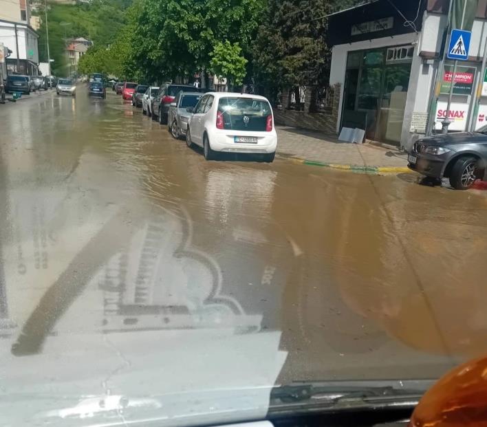 Краток интензивен дожд причина за делумно поплавување на улици низ Тетово