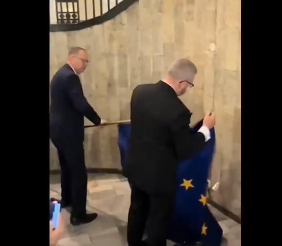 Момент на лудило на полски европратеник- го запали знамето на ЕУ (ВИДЕО)