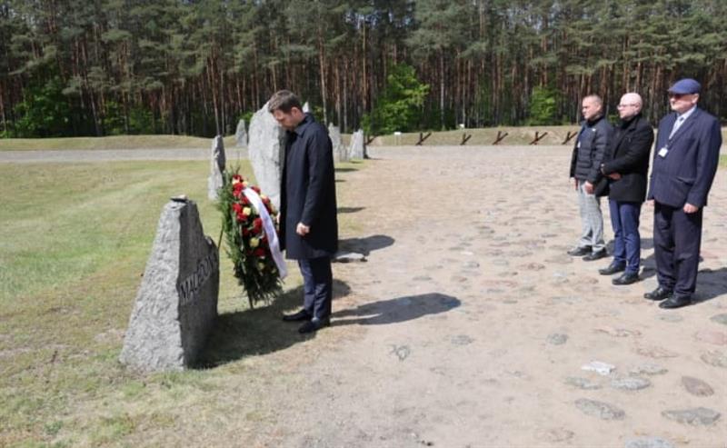 Муцунски се поклони пред споменикот на македоските Евреи во „Треблинка“