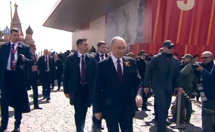Телохранителот на Путин на парадата во Москва носи мистериозен црн предмет