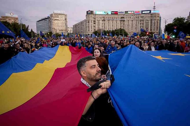 Илјадници Романци на проевропски протест пред вториот круг од претседателските избори