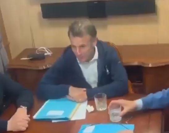 Елисејска палата: Белиот предмет на бирото на Макрон е марамче, а не дрога