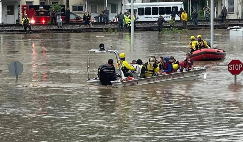 Водата достигна до вториот кат на училиште во Мериленд, над 150 деца се спасени со чамци(ВИДЕО)