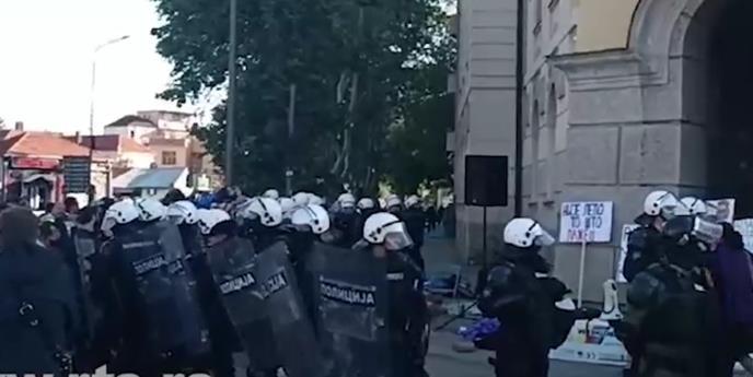 Инцидент меѓу демонстрантите и полицијата на влезот на судот во Нови Сад