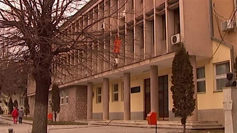 Наместо во судница, пресудата за неговата прегазена сопруга тврди дека ја слушнал во лифт