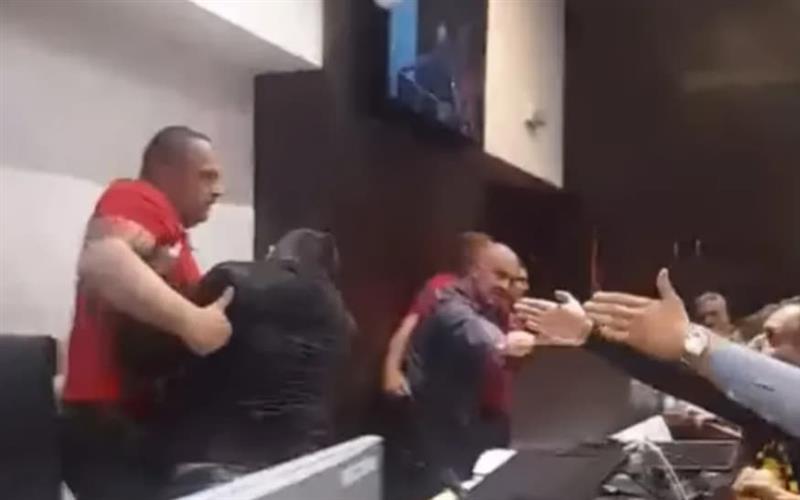 Масовна тепачка во собрание во Србија- се тепаат опозиционери со обезбедувањето (ВИДЕО)