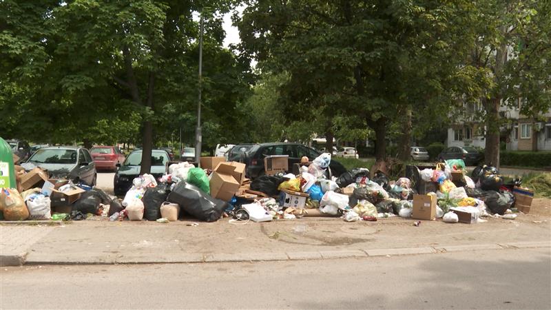 Скопската населба Драчево со денови е затрупана во смет