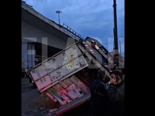 Тешка сообраќајка во Грција- камион ја проби оградата и излета од надвозник (ВИДЕО)