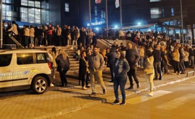 Дојава за бомба пред концертот на Пеѓа Јовановиќ, публиката евакуирана