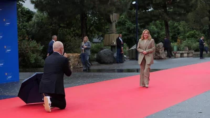 Видео: Рама ја дочека на колена италијанската премиерка Џорџа Мелони
