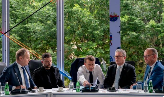 Макрон по телефонскиот разговор со Трамп: Русија купува време и ја продолжува војната